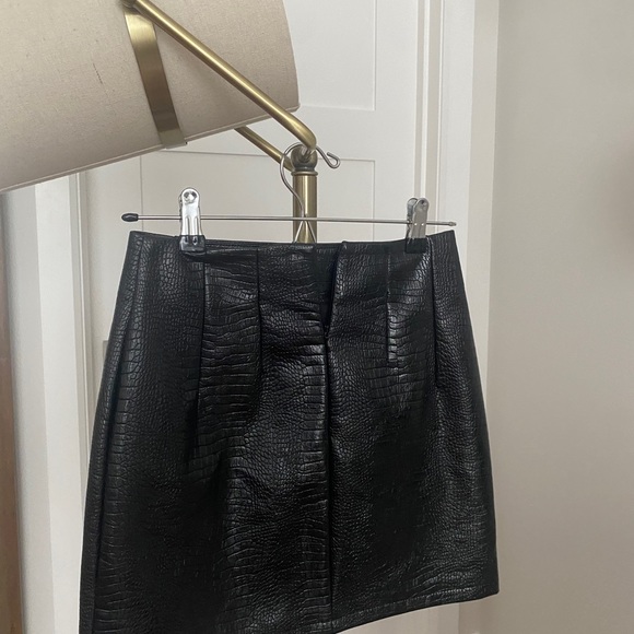 BLACK LEATHER SKIRT - Picture 2 of 2
